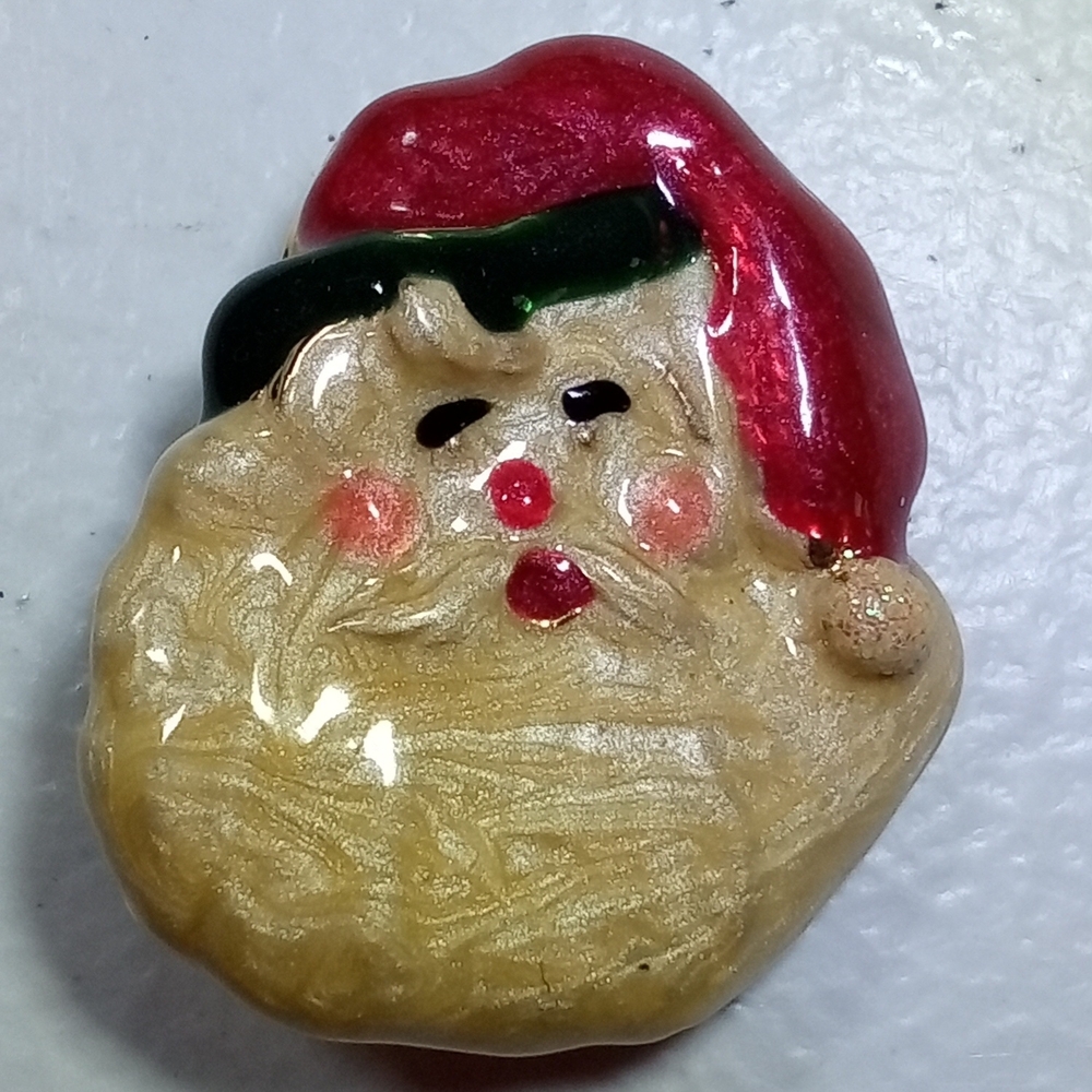 Vintage Santa Hand-Painted Brooch Pin St Nick Cameo Nostalgia Retro Christmas 🎅